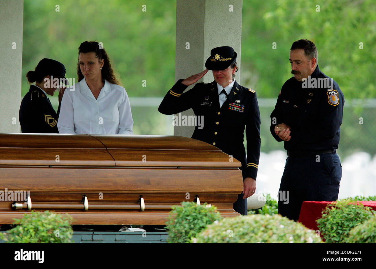 May 31, 2006; San Antonio, TX, USA; Mourners pay their last respect following the graveside service for Lt. Col. Daniel E. Holland Wednesday, May 31, 2006 at Fort Sam Houston National Cemetery. Mandatory Credit: Photo by Bahram Mark Sobhani/San Antonio Express-News/ZUMA Press. (©) Copyright 2006 by San Antonio Express-News Stock Photo