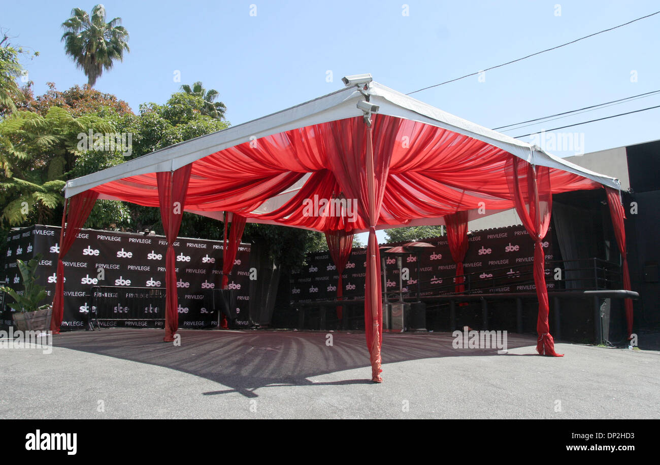 Jun 04, 2006; Hollywood, CA, USA; Former Shelter space gets glitzy makeover by nightlife mogul Sam Nazarian. Guarded by a rod iron fence, the entrance features a fabric-strewn canopy with red carpet and faux crystal chandelier. Ear-plugged security guards usher in a steady stream of tabloid starlets and club-goers, who pass through an underused front lounge, past Stock Photo
