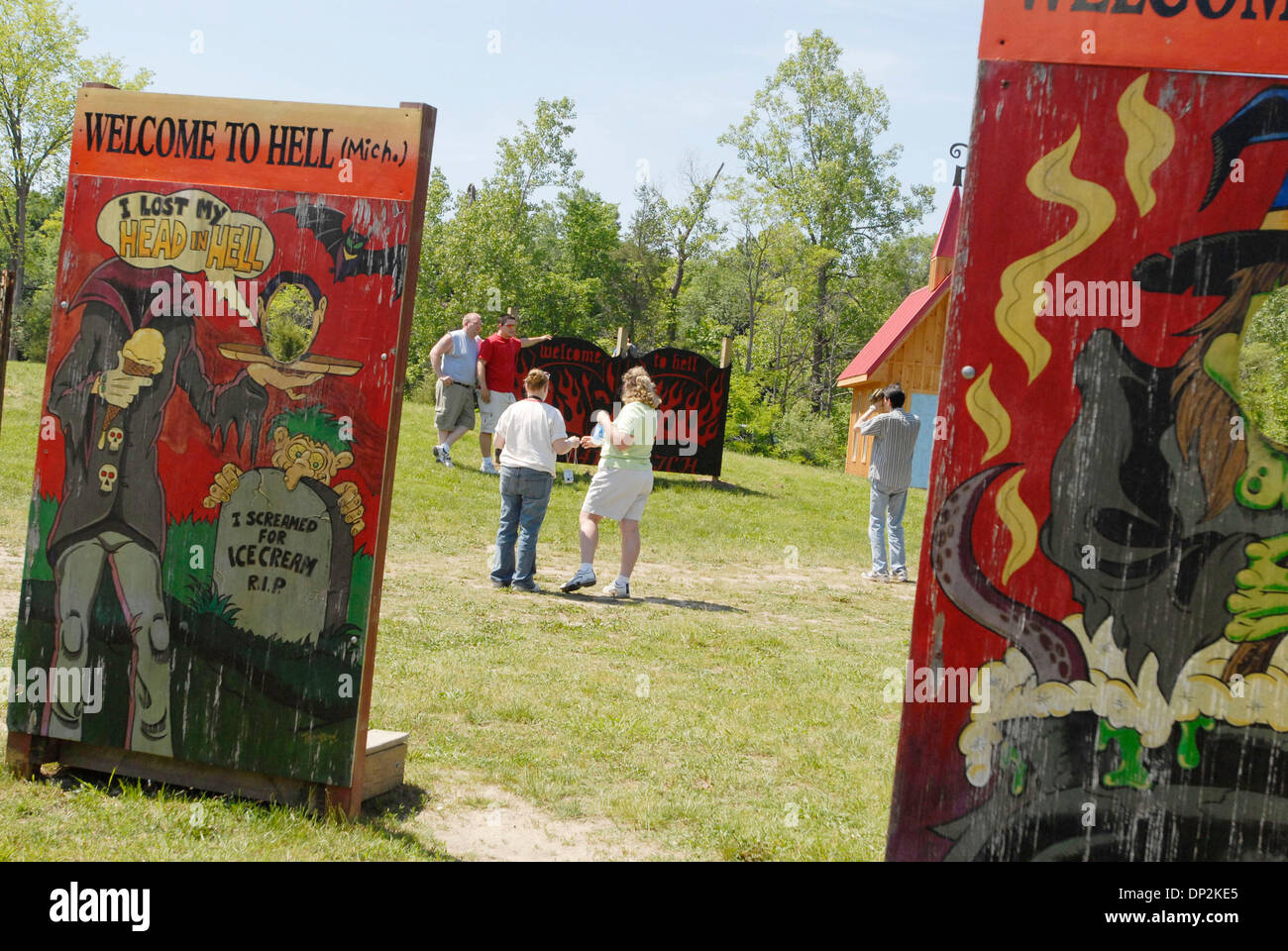 Jun 06 06 Hell Mi Usa Hundreds Of People From Across The Stock Photo Alamy Jun 06 06 Hell Mi Usa Hundreds Of People From Across The Stock Photo Alamy