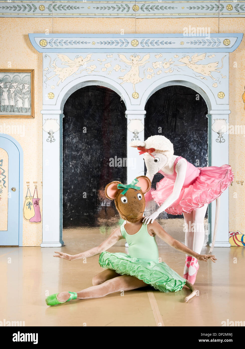 bølge Ubrugelig grinende Angelina Ballerina en pointe with her friend photographed on stage Stock  Photo - Alamy