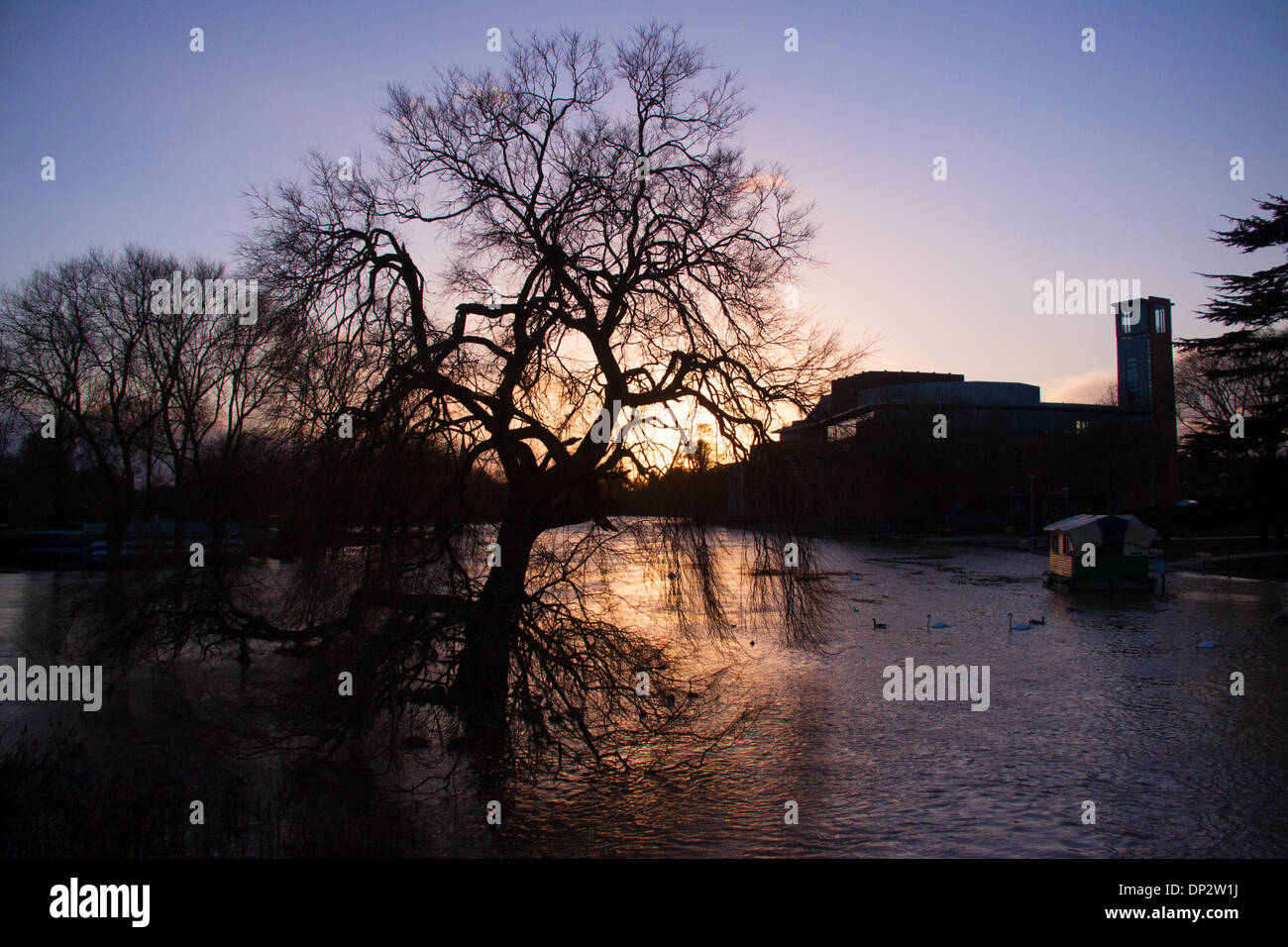 Stratford upon Avon, Warwickshire, UK. 7th January 2014. Flood waters almost upon the Royal Shakespeare Company theatre (RSC)( right of the picture)in Stratford upon Avon, Warwickshire.  Photo, Tony Charnock, Alamy Live News. Flood, Flooding, river avon, Credit:  Tony Charnock/Alamy Live News Stock Photo