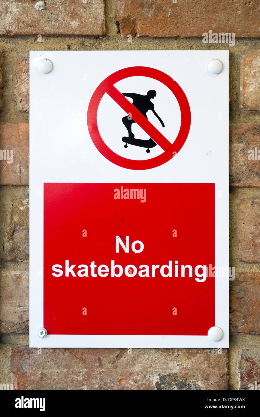 No skateboarding warning sign hi-res stock photography and images - Alamy