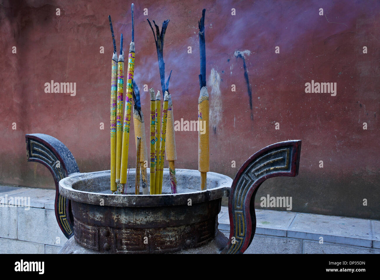 Chinese incense burner hires stock photography and images Alamy