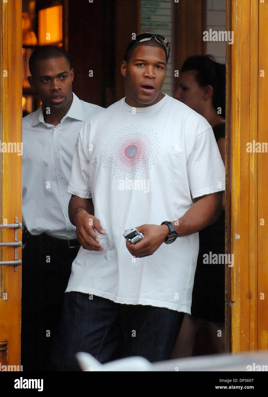 Jun 21, 2006; Manhattan, New York, USA; NY Giants player MICHAEL STRAHAN (R) with friend, TV and print personality Dr. IAN SMITH (L) exits the restaurant Pastis, in the meatpacking district. Michael Strahan and his wife Jean Strahan are going through a bitter divorce over $22 million in assets in N.J. divorce court. Earlier this week Jean Strahan claimed that her husband Michael St Stock Photo