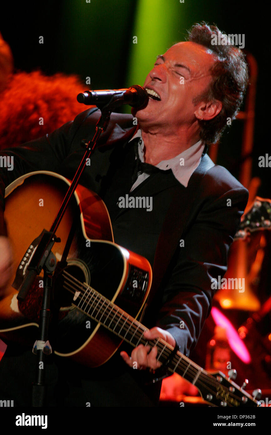 Jun 22, 2006; New York, NY, USA; BRUCE SPRINGSTEEN performs with The ...