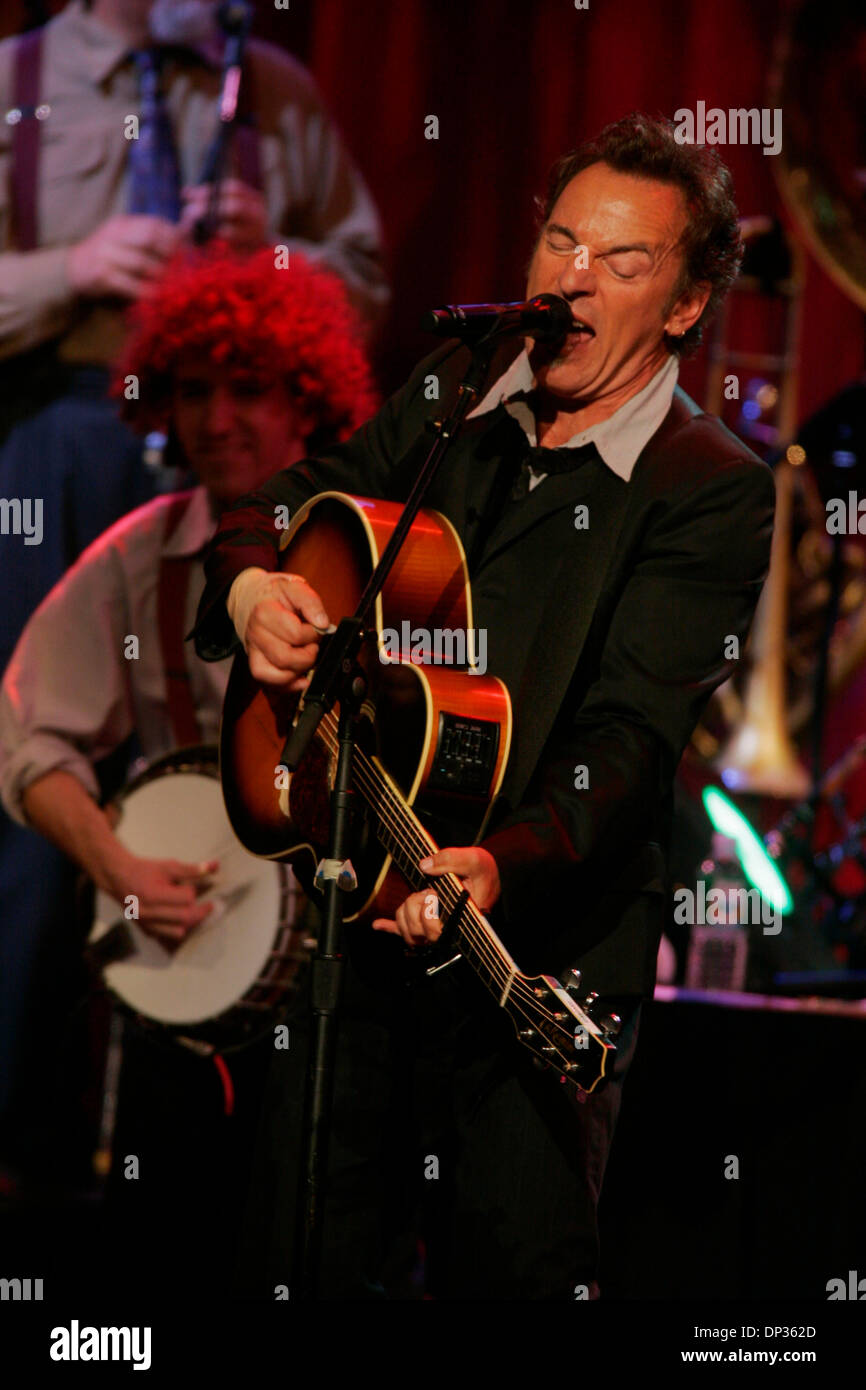 Jun 22, 2006; New York, NY, USA; BRUCE SPRINGSTEEN performs with The ...