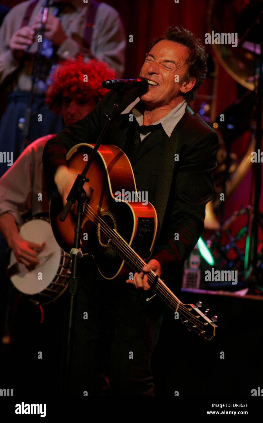 Jun 22, 2006; New York, NY, USA; BRUCE SPRINGSTEEN performs with The ...