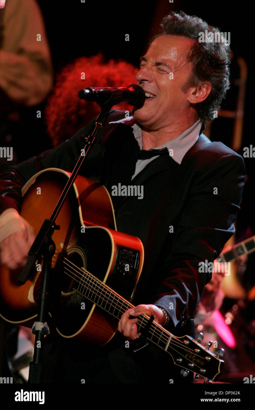 Jun 22, 2006; New York, NY, USA; BRUCE SPRINGSTEEN performs with The ...