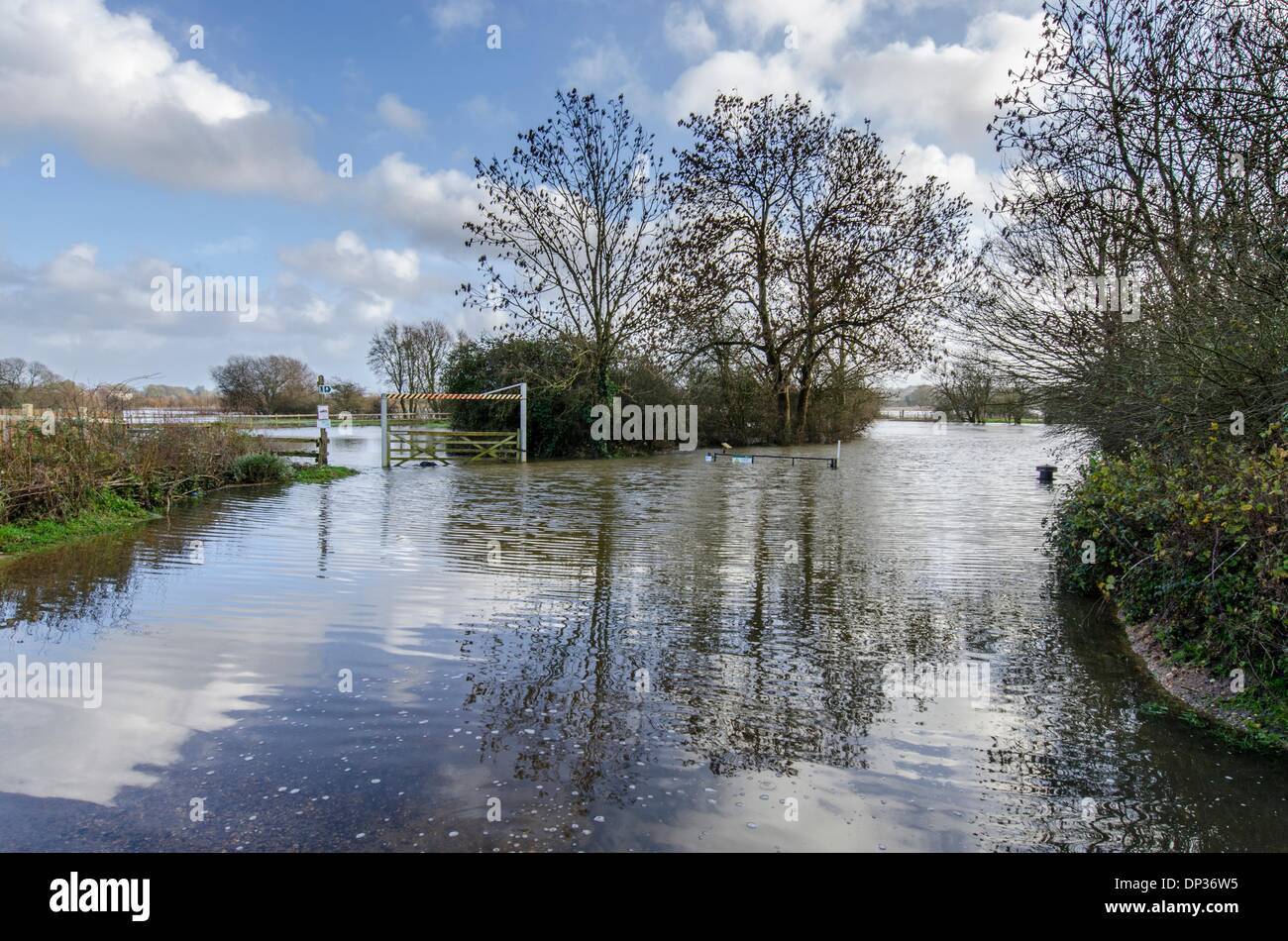 7th January 2014. Flooding at Eye Bridge Car Park by the River Stour, Wimborne, Dorset Credit:  Mike McEnnerney/Alamy Live News Stock Photo