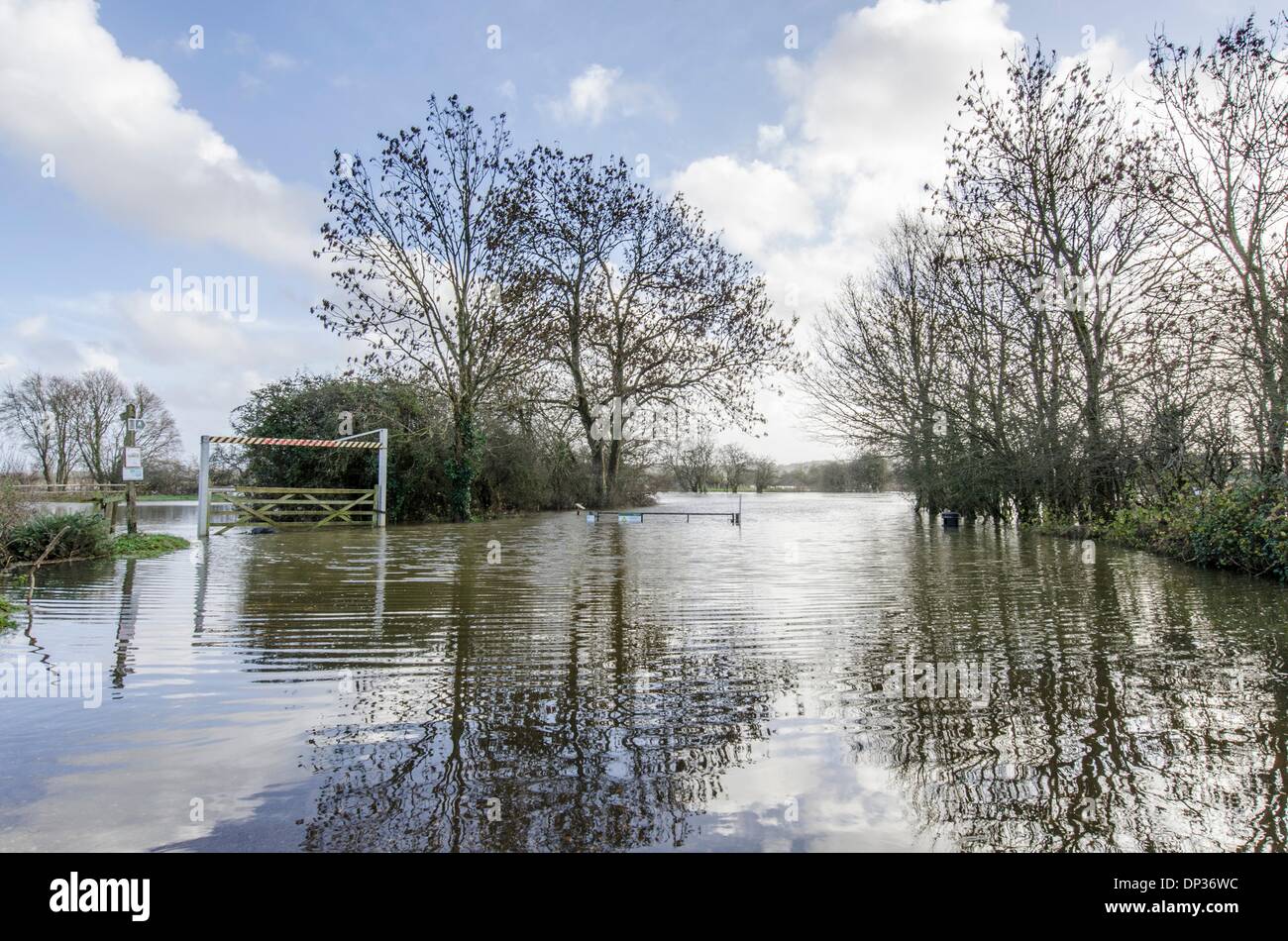 7th January 2014. Flooding at Eye Bridge Car Park by the River Stour, Wimborne, Dorset Credit:  Mike McEnnerney/Alamy Live News Stock Photo