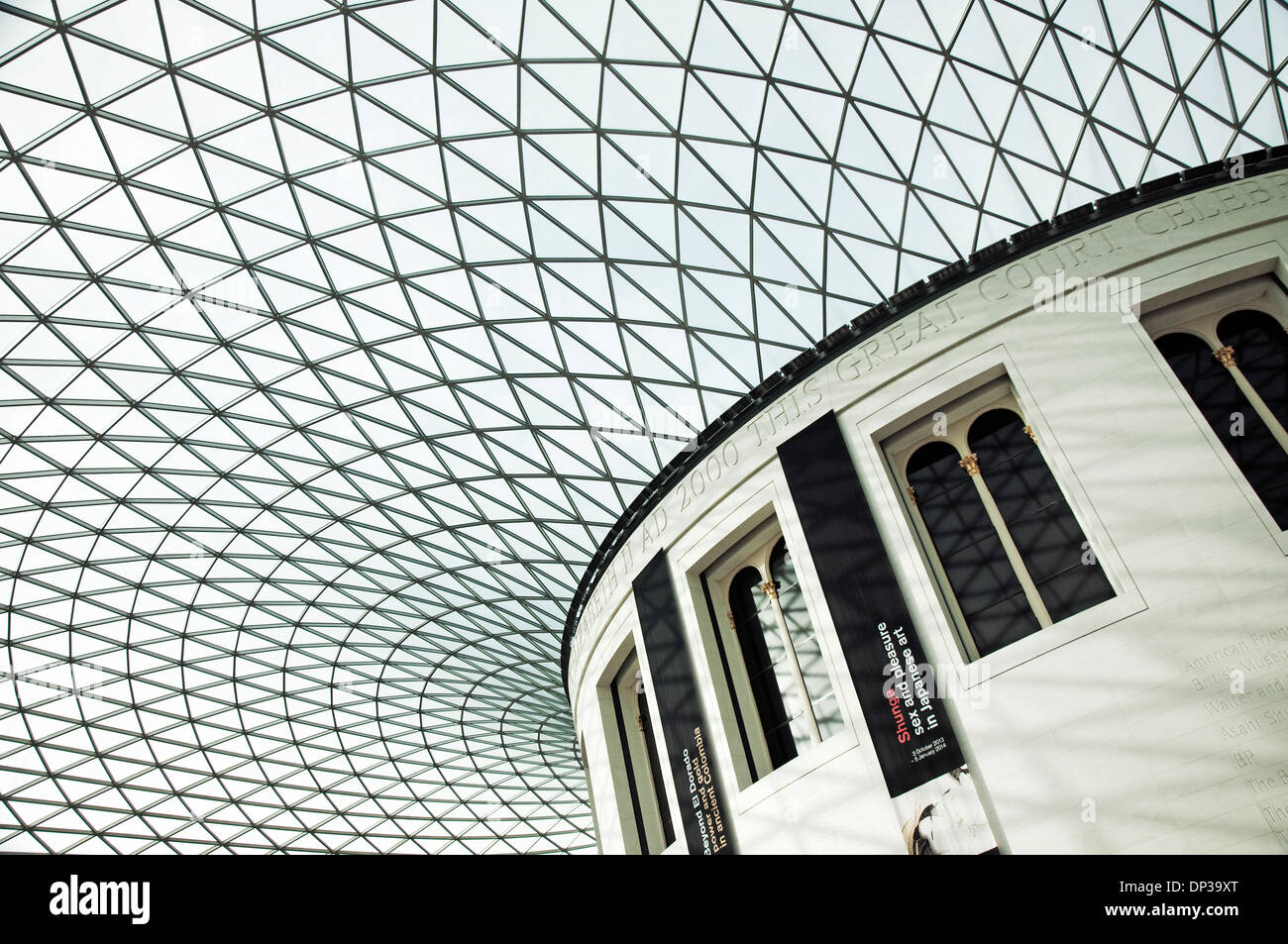 The patterned modern glass ceiling / roof of the British Museum, London ...