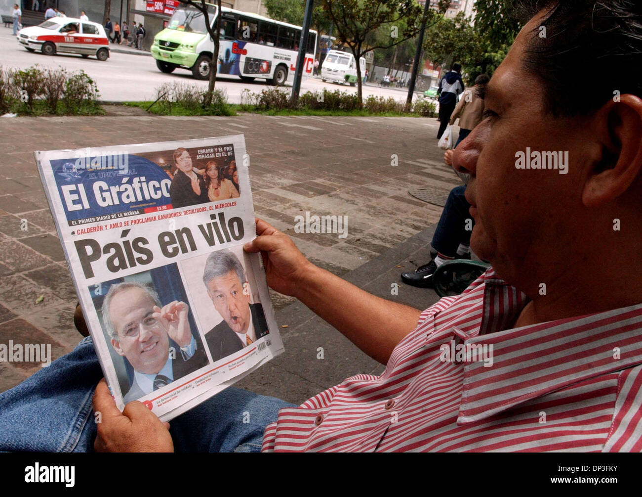 Jul 03, 2006; Mexico City, MEXICO; MARIO MARTINEZ reads a newspaper with a front page story on the close presidental race between Andres Manuel Lopez Obrador and Felipe Calderon Monday July 3, 2006 in Mexico City, Mexico. Mandatory Credit: Photo by Edward A. Ornelas/ZUMA Press. (©) Copyright 2006 by San Antonio Express-News Stock Photo