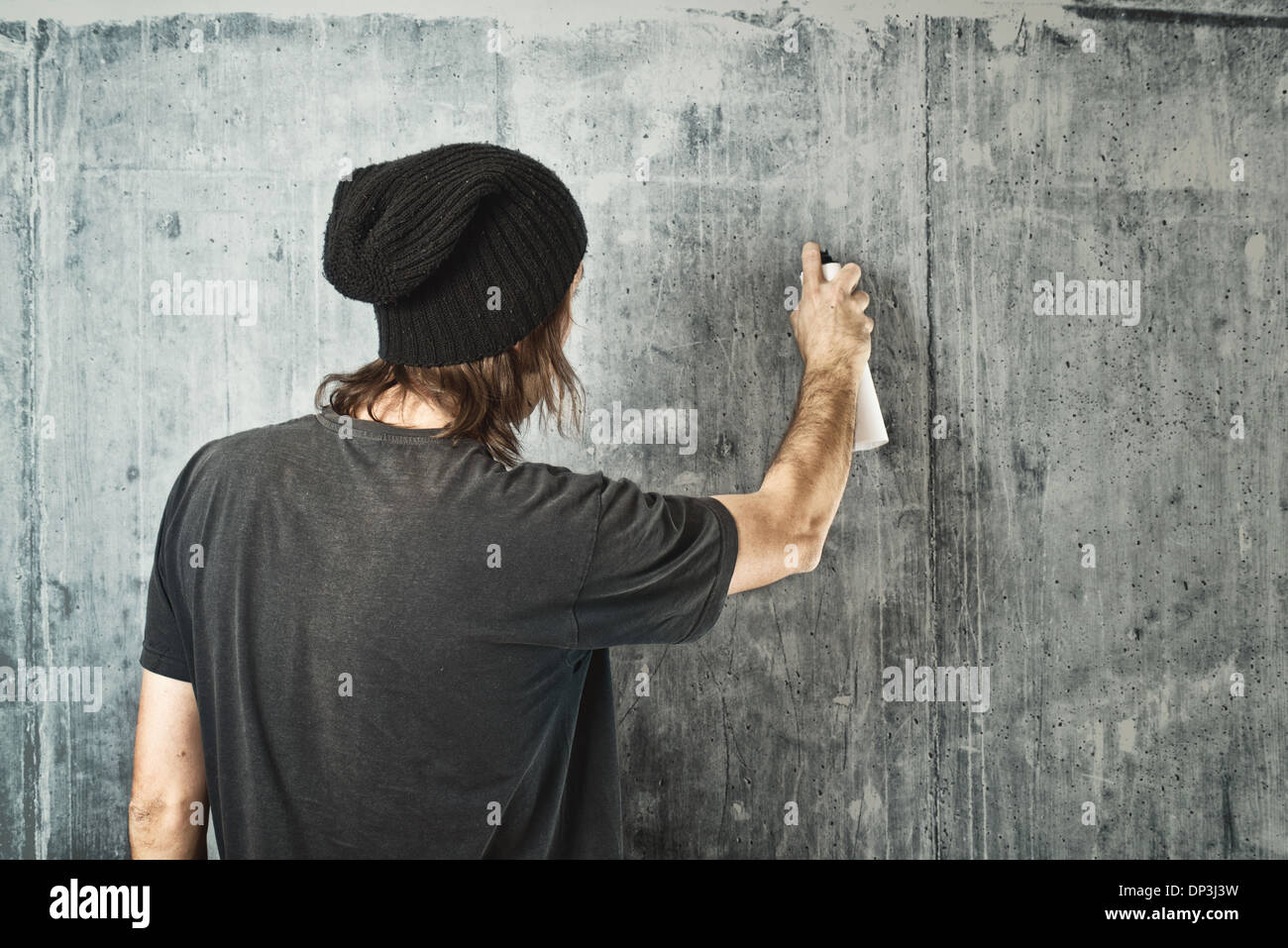 Graffiti artist spraying hi-res stock photography and images - Alamy