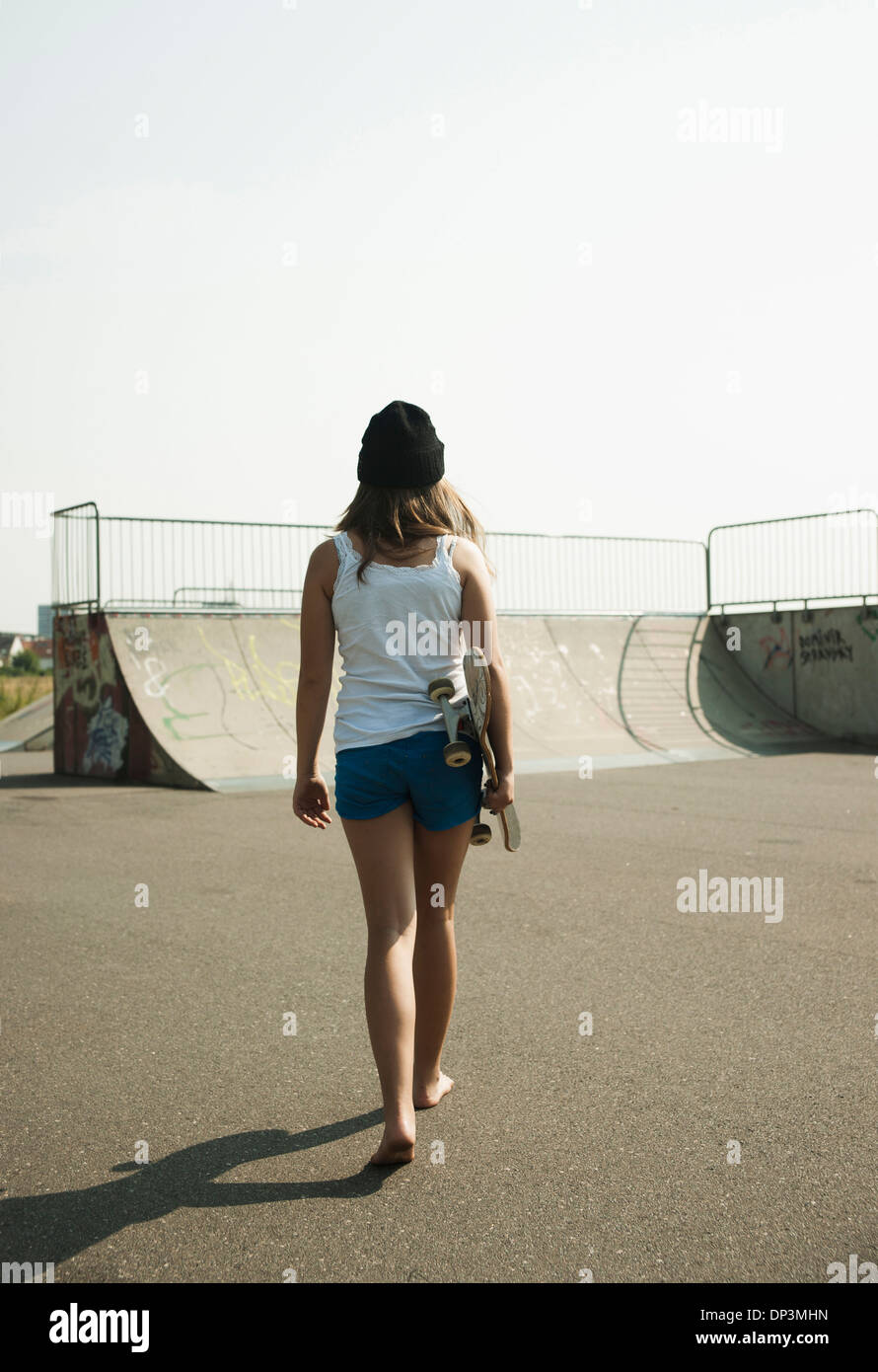 https://c8.alamy.com/comp/DP3MHN/girl-hanging-out-in-skatepark-feudenheim-mannheim-baden-wurttemberg-DP3MHN.jpg