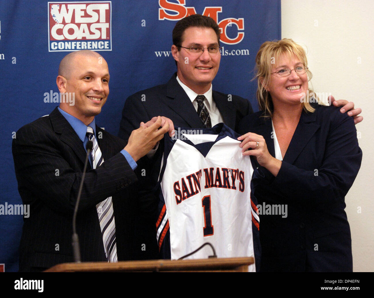 Aug 09, 2006; Moraga, CA, USA; New women's basketball coach PAUL THOMAS poses with director of athletics MARK ORR, and his wife SUE ELLEN THOMAS at the conclusion of a press conference at St. Mary's College.  Paul Thomas, who led the Cal Poly women's basketball team to two national championships and 235 wins over a 12-year period, has resigned his position to become head coach at D Stock Photo