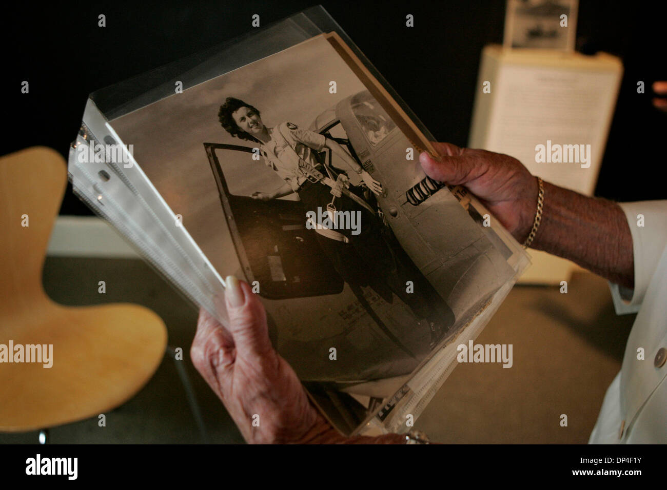 Women pilots wwii hi-res stock photography and images - Alamy