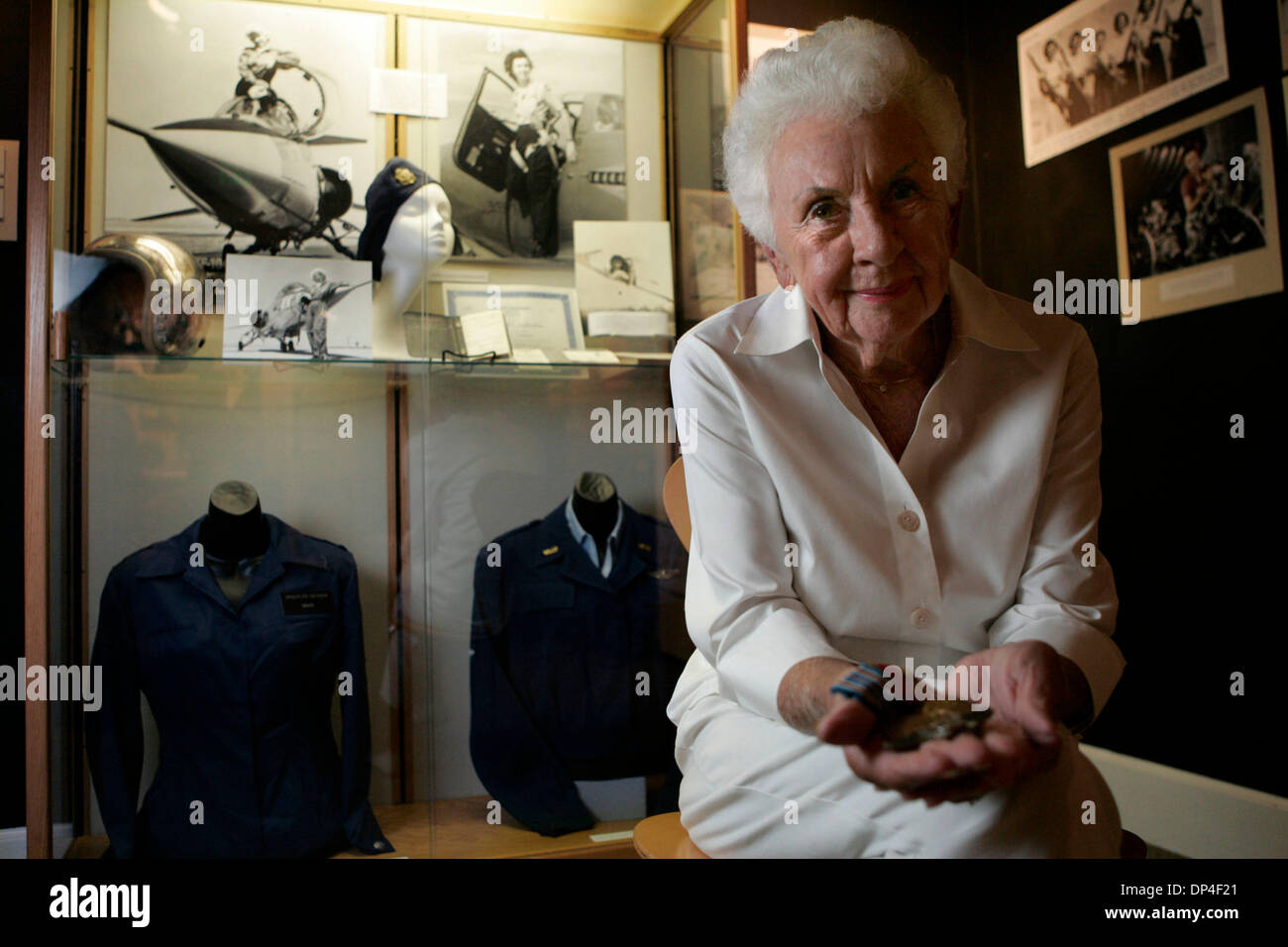 Women pilots wwii hi-res stock photography and images - Alamy