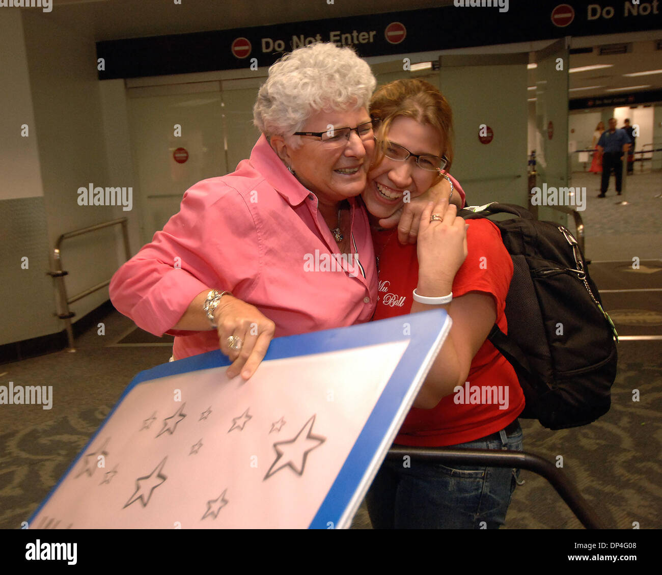 Aug 11, 2006; Miami, FL, USA;  Debbie Robins form Coral Springs Florida, embraces her daughter Rachel Robins, 20 after arriving from Heathrow Airport in London Friday, Aug. 11, 2006 at Miami International Airport. Mandatory Credit: Photo by Steve Mitchell/Palm Beach Post/ZUMA Press. (©) Copyright 2006 by Palm Beach Post Stock Photo