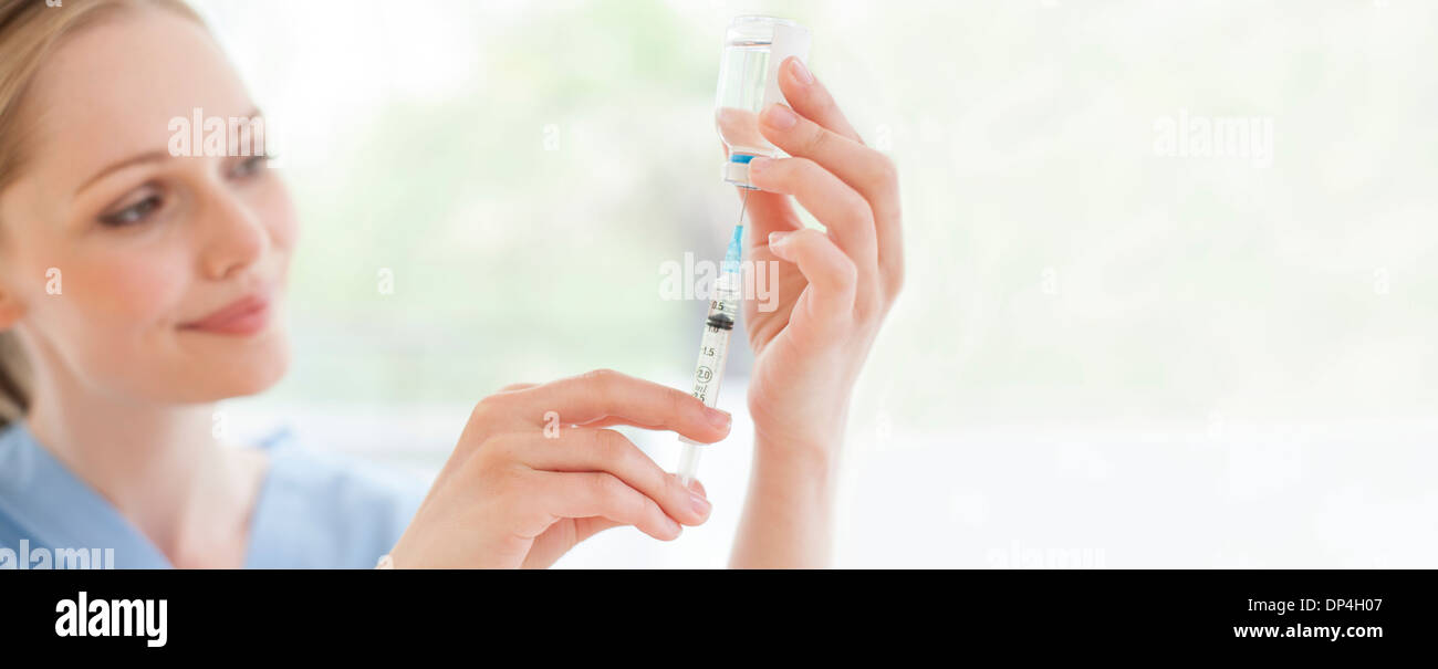 Doctor preparing injection Stock Photo - Alamy