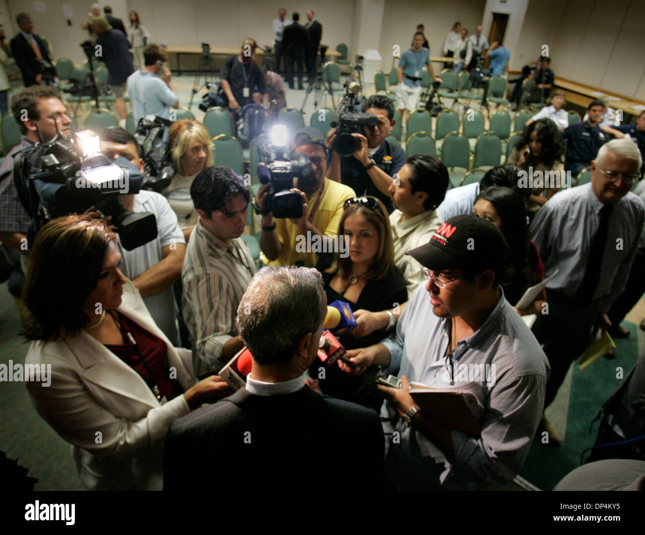 Aug 17, 2006; San Diego, CA, USA; JOHN FERNANDES, Special Agent in Charge of the San Diego Office of the DEA, left, answers reporters questions at the end of a press conference about the arrest on Monday August 14, 2006 in international waters off Baja California of  Francisco Javier Arellano Felix, the kingpin of the Arellano-Felix drug cartel. Arrested along with Arellano Felix w Stock Photo