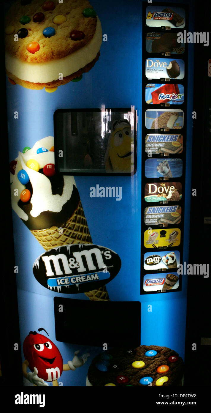 Ice Vending Machine Stock Photos & Ice Vending Machine Stock Images Alamy