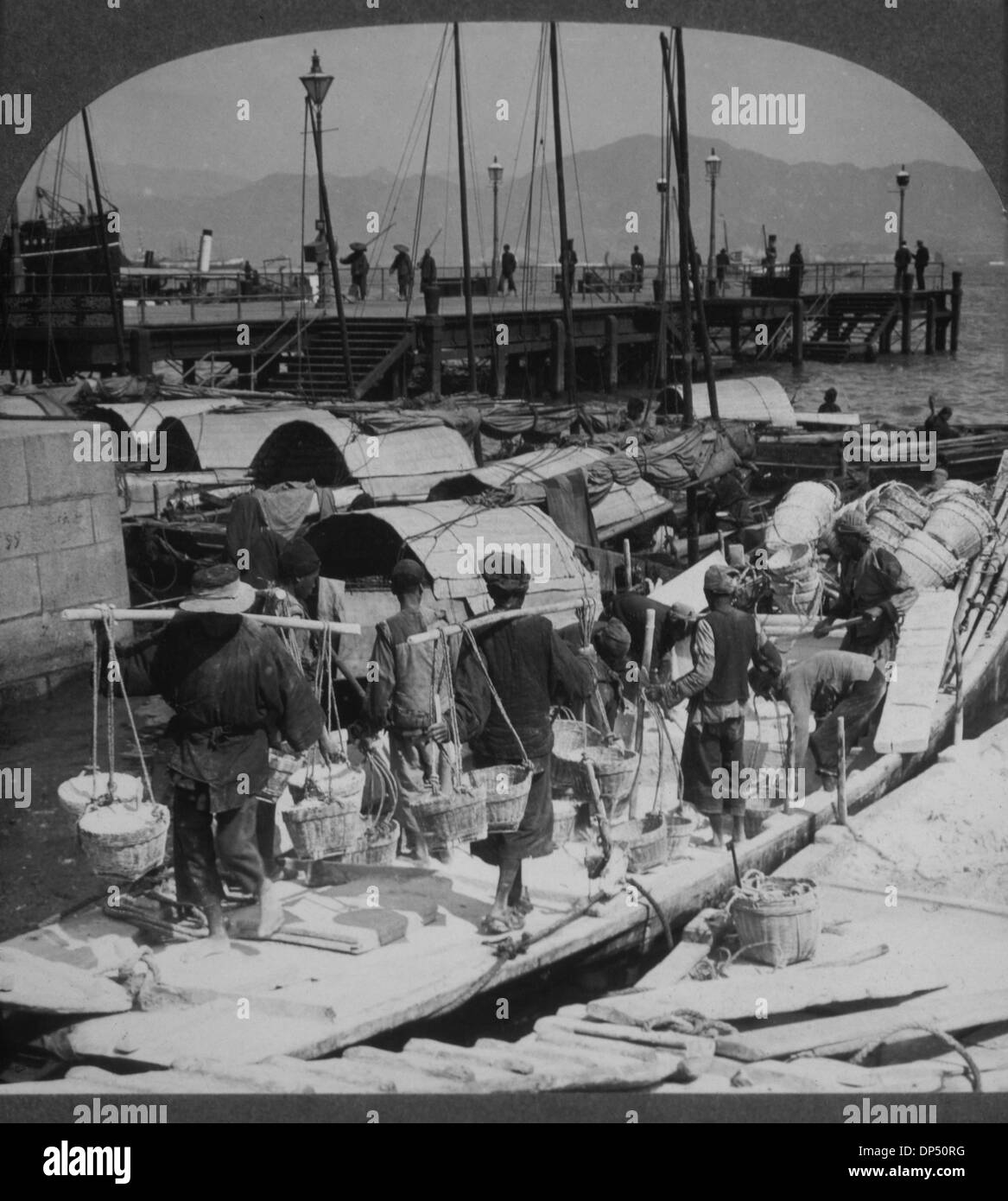 Coolies Unloading Barge, Hong Kong, 1910 Stock Photo