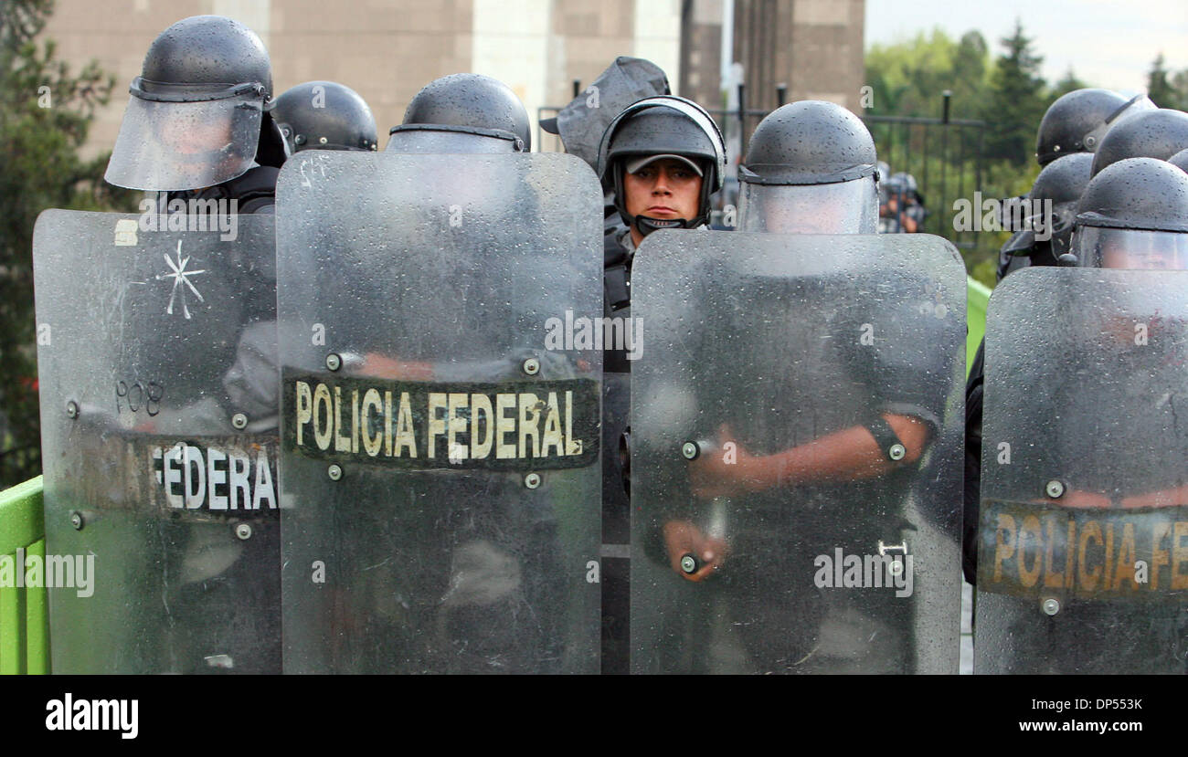 Riot police guard federal hi-res stock photography and images - Alamy