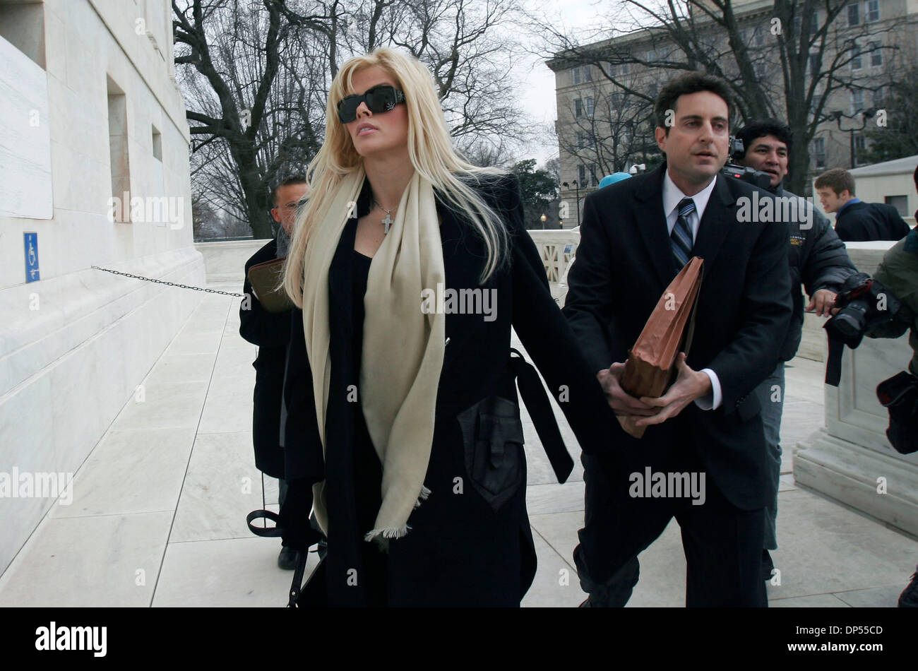 Sep 02 2006 Washington DC USA ANNA NICOLE SMITH walks into the United States Supreme Court with her lawyer HOWARD STERN in Washington D.C. on February 2 2006. The high court agreed