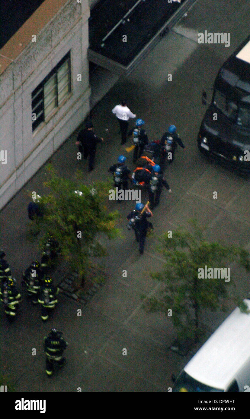 Oct 11, 2006; Manhattan, NEW YORK, USA; Responders remove a bodybag