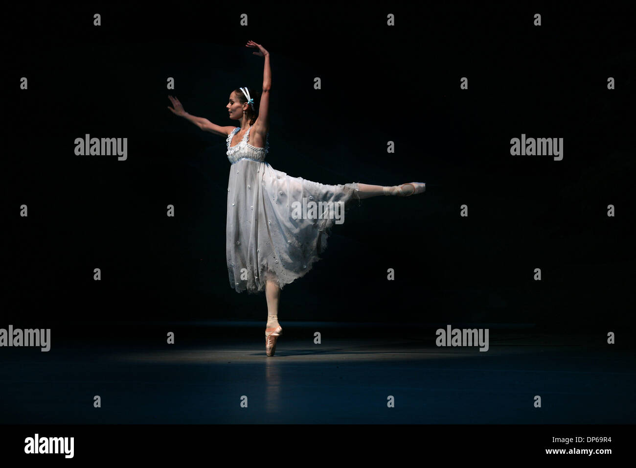 Ballet stage hi-res stock photography and images - Alamy