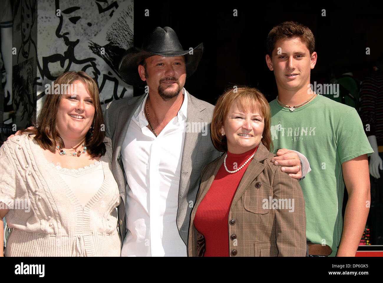 Oct 17, 2006; Hollywood, California, USA; Singer TIM McGRAW, Mother BETTY,  Sister SANDI & Nephew MATTHEW at the 2,322nd Star on the Hollywood Walk of  Fame Honoring Tim McGraw in front of