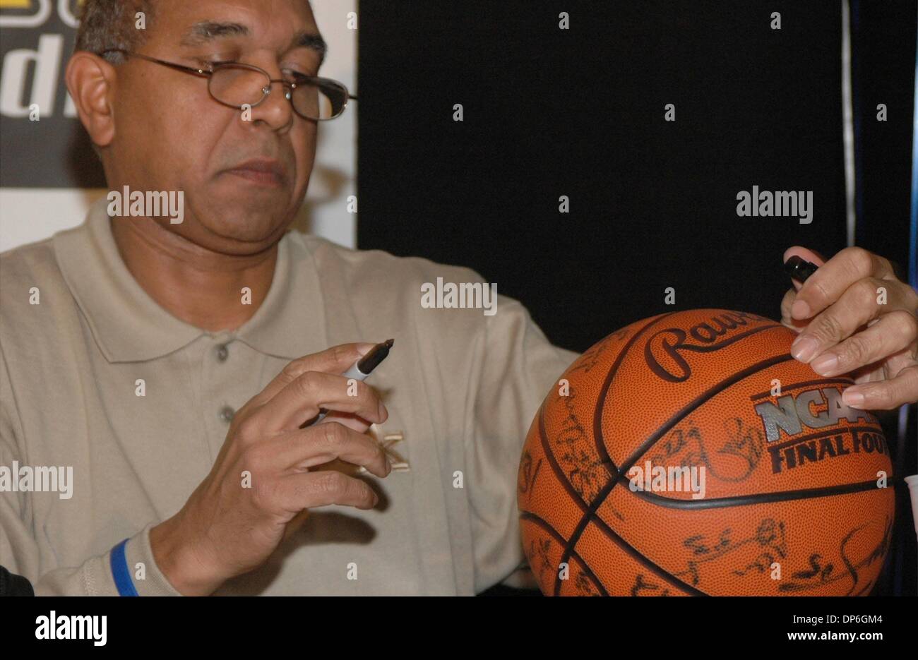 Dec 29, 2005 - Ft. Mitchell, Kentucky, USA - UK Basketball Head Coach TUBBY SMITH reads the other autographs on a ball owned by Nick Hemsath, of Florence, before adding his signature.Â  (Credit Image: Â© Ken Stewart/ZUMA Press) Stock Photo