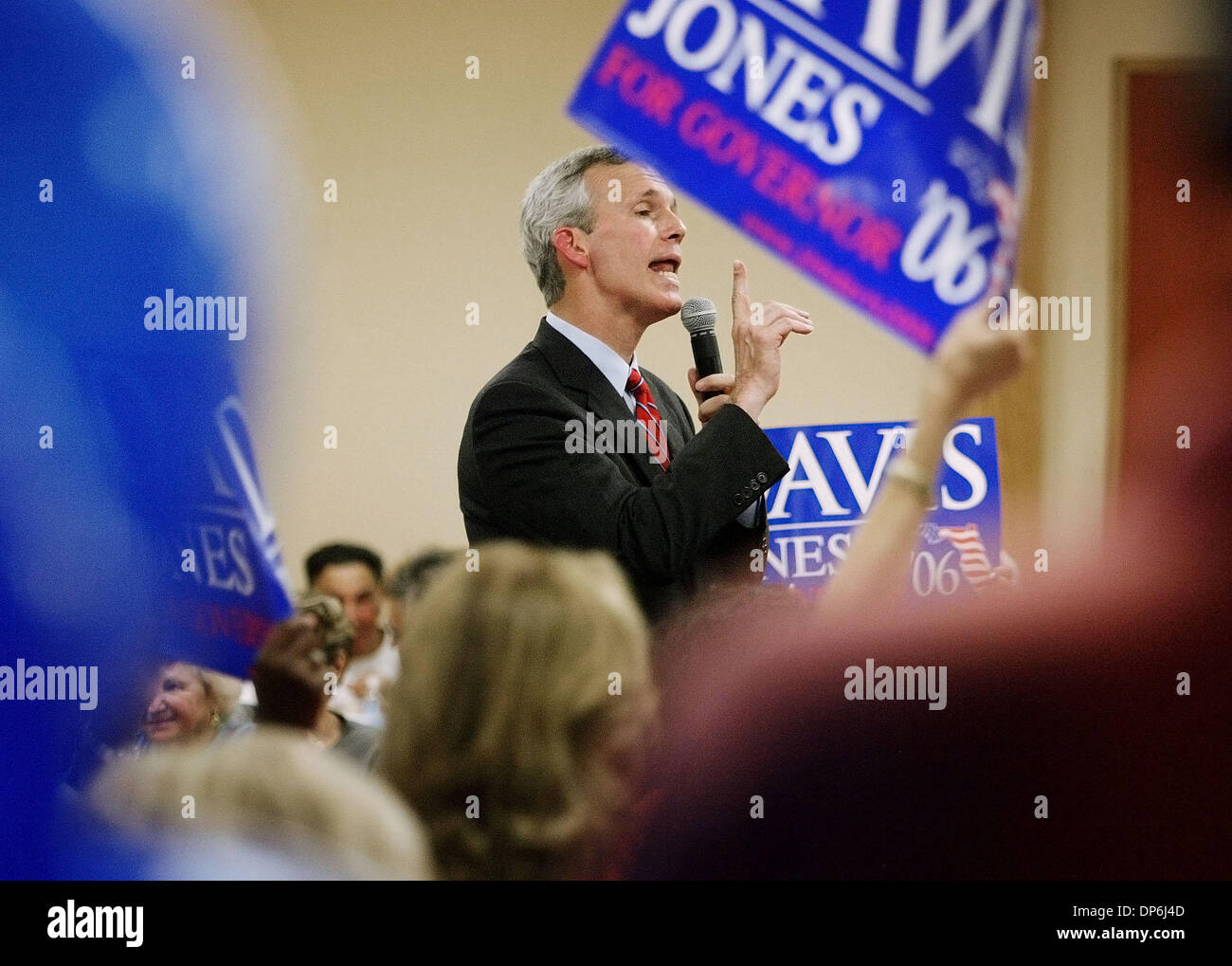 Oct 13, 2006; West Palm Beach, FL, USA; Democratic nominee for Governor Jim Davis hosts a town hall meeting at the Century Village clubhouse in West Palm Beach on Friday, October 13, 2006.  Mandatory Credit: Photo by Erik M. Lunsford/Palm Beach Post/ZUMA Press. (©) Copyright 2006 by Palm Beach Post Stock Photo