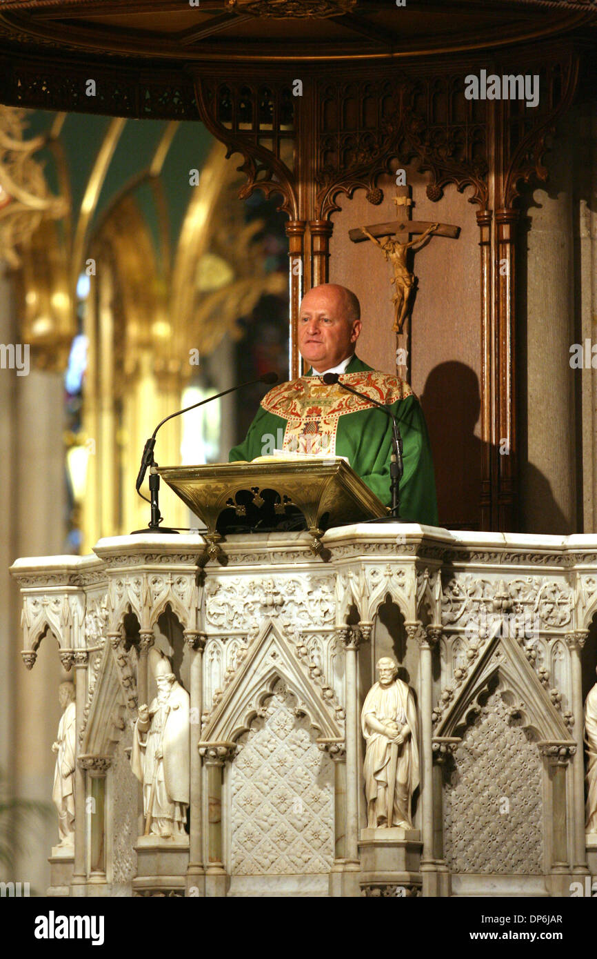 Oct 15, 2006; Manhattan, NY, USA; Reverend Monsignor ROBERT T. RITCHIE conducting Mass at Cathedral of Saint Patrick in Manhattan Oct. 15 2006. Msgr. Robert Ritchie said yesterday that an anonymous letter calling for a no-confidence vote on Egan 'was ill-advised, and it shows a lack of respect, I think, for the Archbishop of New York. 'It was poorly timed, and I disagree,' added Ri Stock Photo