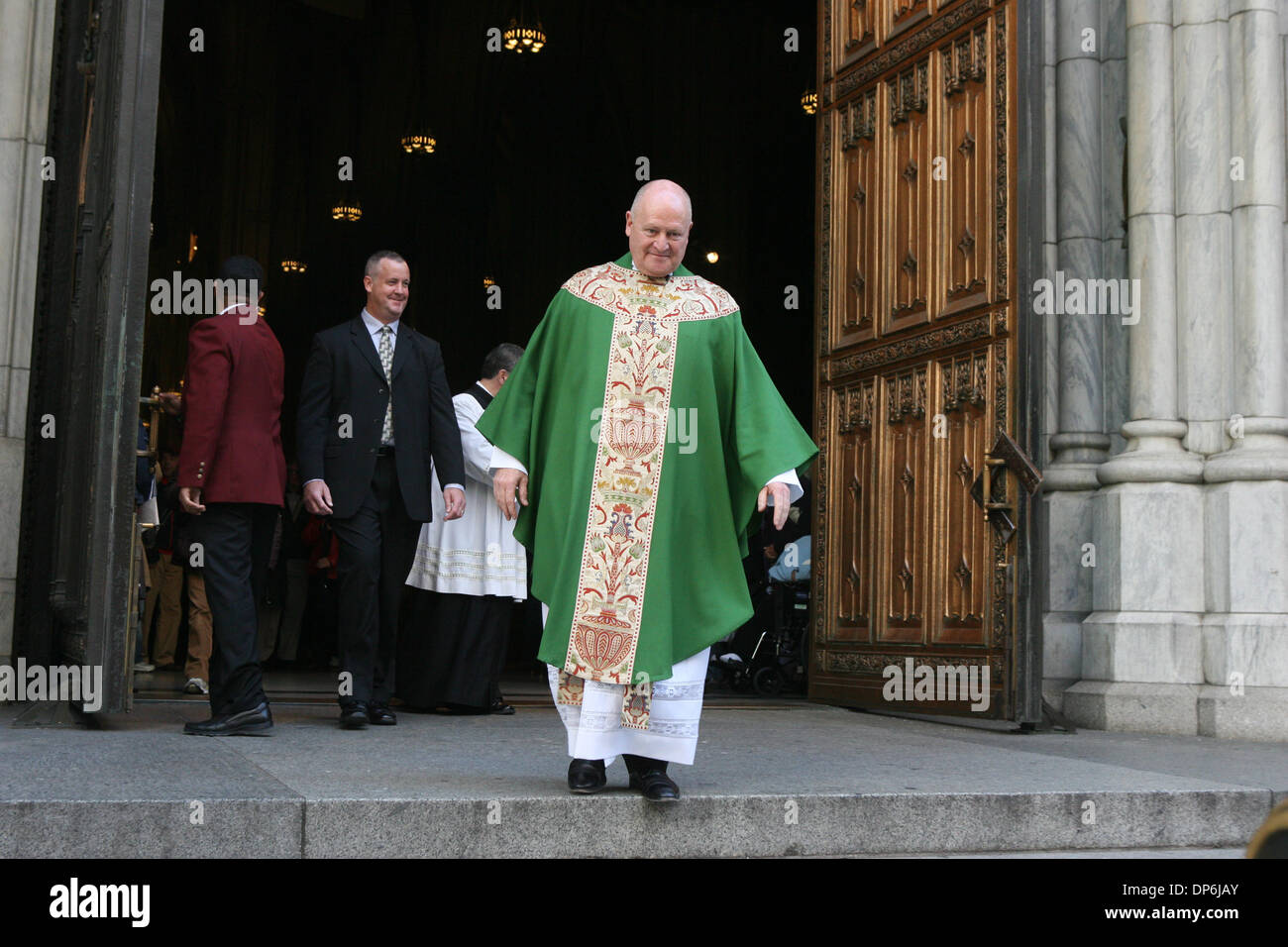 Oct 15, 2006; Manhattan, NY, USA; Reverend Monsignor ROBERT T. RITCHIE conducting Mass at Cathedral of Saint Patrick in Manhattan Oct. 15 2006. Msgr. Robert Ritchie said yesterday that an anonymous letter calling for a no-confidence vote on Egan 'was ill-advised, and it shows a lack of respect, I think, for the Archbishop of New York. 'It was poorly timed, and I disagree,' added Ri Stock Photo