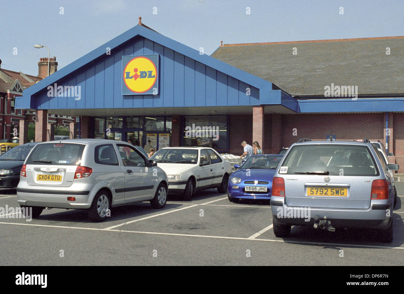 View of a supermarket of the discounter Lidl in Brighton, Germanmy, April  2007. Photo: Kathrin Deckart/dpa -NO WIRE SERVICE/KEIN BILDFUNK Stock Photo  - Alamy