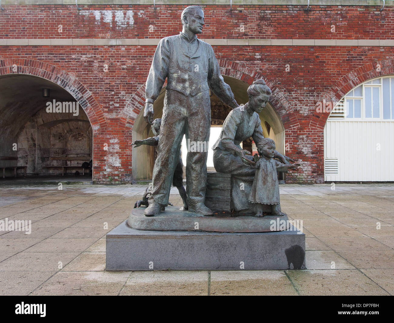 Monument to the Europeans that left their native lands to find a new home in America in Old Portsmouth, Hampshire, England Stock Photo