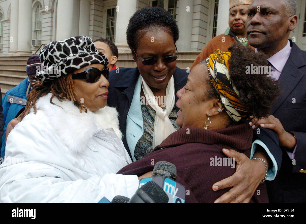 Nov 18, 2006; MANHATTAN, NEW YORK, USA; Jackie Rowe-Adams, (L) of Harlem whose sons Anthony Bouldin, 17 at the time and killed at 122nd and 7th Avenue and Tyrone Bouldin, 28 at the time and killed in Maryland, Jean Corbett Parker (2nd from L), of Harlem whose son Latran Parker was 26 when he was shot and killed in 2001 at the corner of 131st Street and 7th Avenue, Jean Royster-Hill Stock Photo