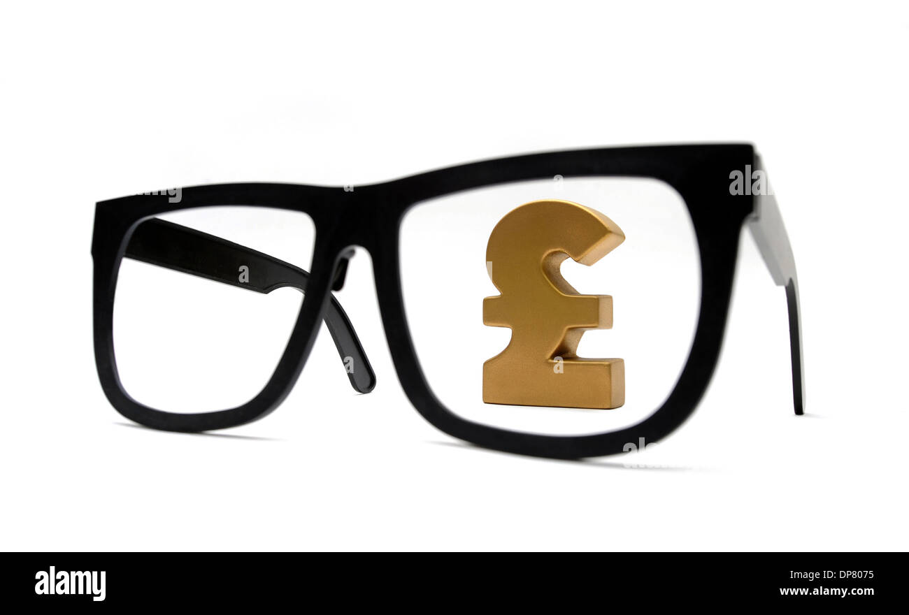 SPECTACLES WITH BRITISH ONE POUND SIGN  RE THE ECONOMY SAVINGS HOUSEHOLD BUDGETS RISING PRICES INFLATION PENSIONS ELDERLY STATE Stock Photo