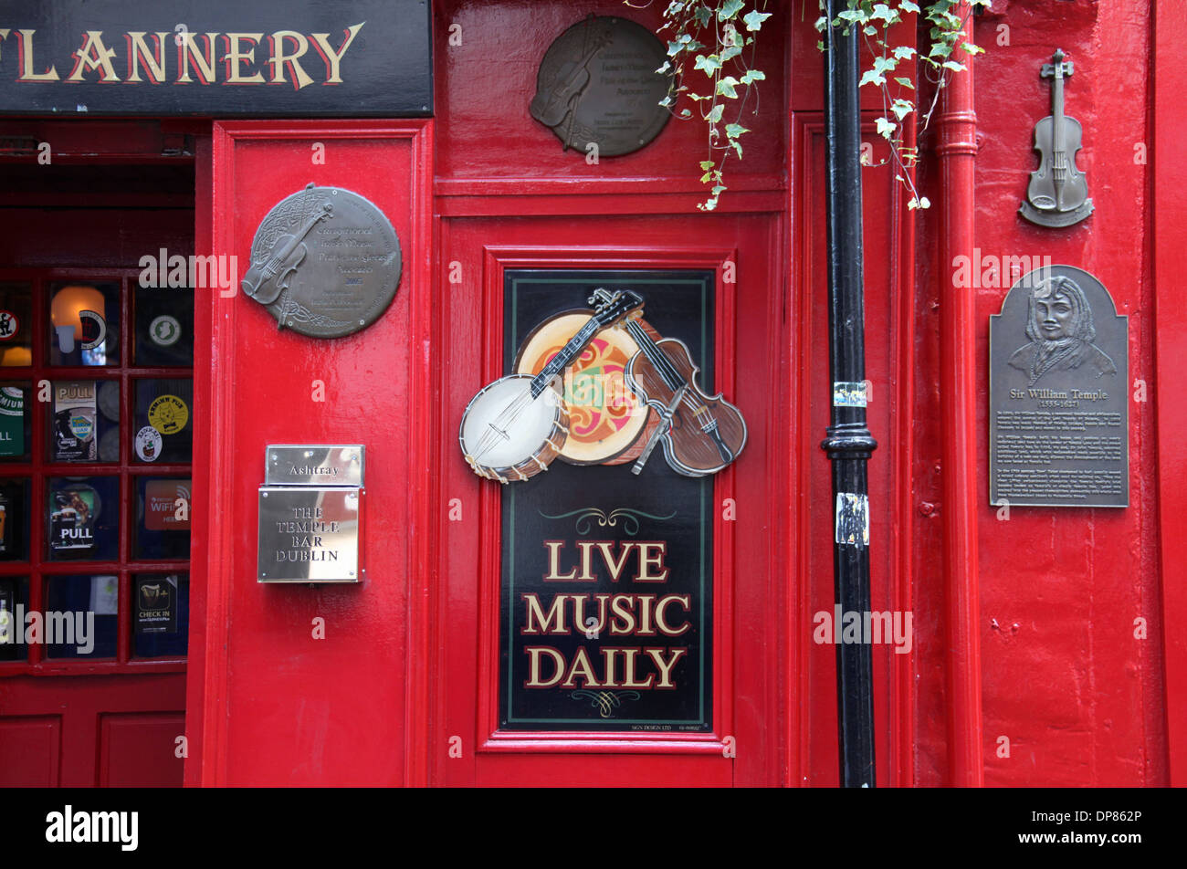 The famous Temple Bar Pub in Dublin Stock Photo
