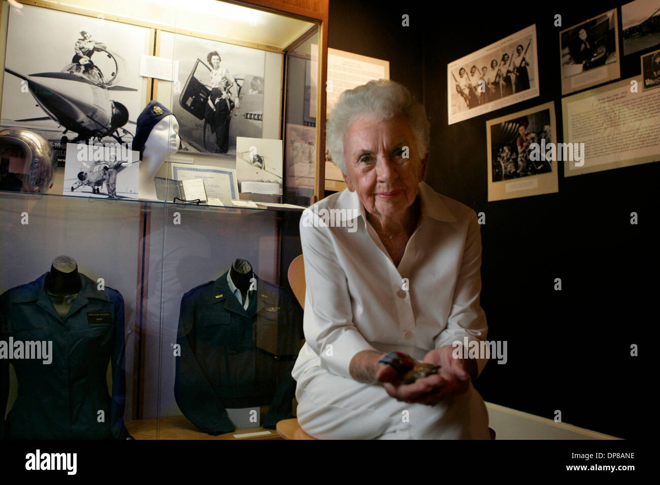 Women pilots wwii hi-res stock photography and images - Alamy