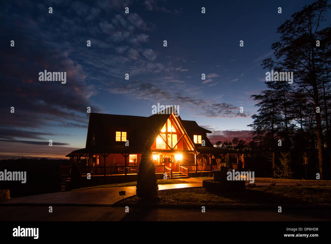 Warm Cabin Known As Look Out Lodge In The Woods Around Lake Stock