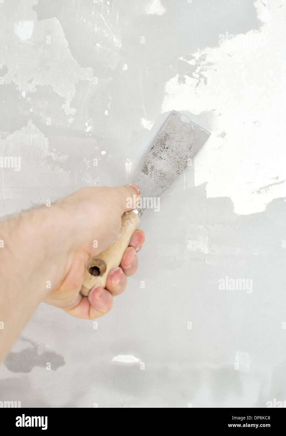 Male hand repairs wall with spackling paste Stock Photo - Alamy