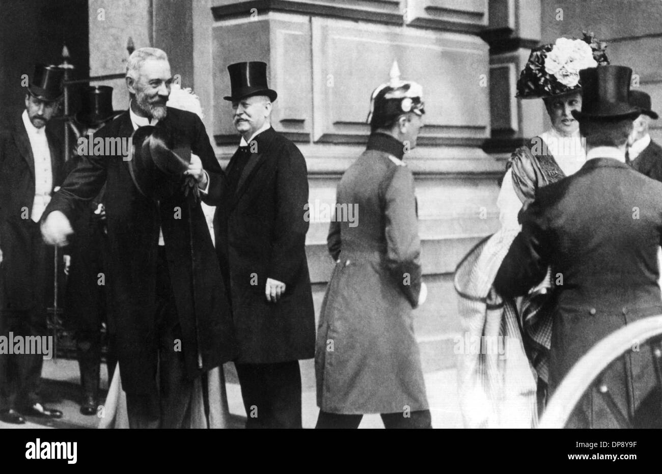 Politician Theobald von Bethmann-Hollweg (l) is dismissed at Lehrter train station by his predecessor Bernhard Prince von Bülow (2nd of left) after his appointment as Imperial chancellor and Prussian minister president. He had already aimed for a peace resolution in November 1914. After Ludendorff and Hindenburg had taken over the Supreme Army Command in 1916, he lost rapidly lost political power. He was born on the 29th of November in 1856 in Hohenfinow near Eberswalde and died there on the 2nd of January in 1921. Stock Photo