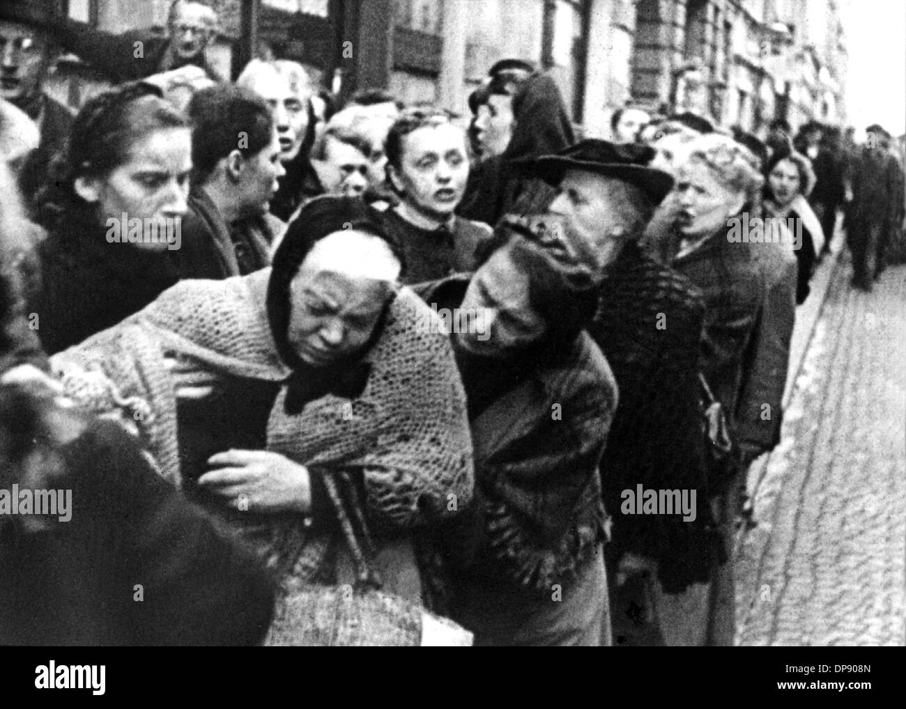 Misery of the German population in war year 1916: An old woman ...