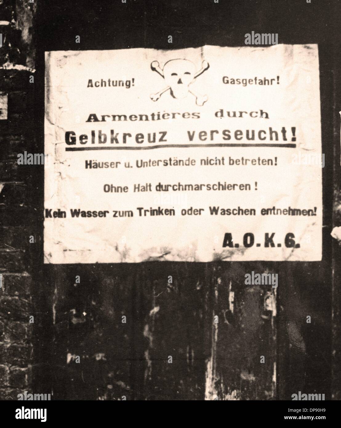 German warning sign in Armentieres, France, reading: 'Attention! Danger of Gas! Armentieres contaminated with Gelbkreuz (Yellow Cross)! Do not enter houses or dugouts! Do not use water for drinking and washing! A.O.K.G.' The term 'Yellow Cross' (also: mustard gas) identitfied a skin damaging chemical warfare agent. The name of the gas derived from the artillery shells that carried the chemicals, which were painted with yellow crosses. Fotoarchiv für Zeitgeschichte Stock Photo