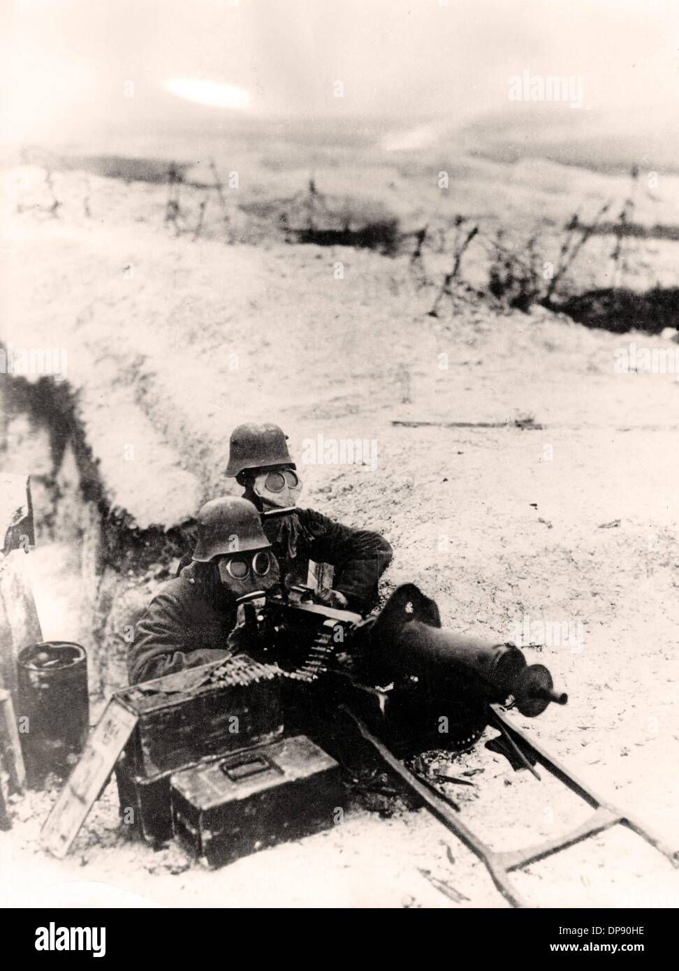 German soldiers in fighting position with gas masks and machine gun at the front line during a gas attack in 1917. Fotoarchiv für Zeitgeschichte Stock Photo