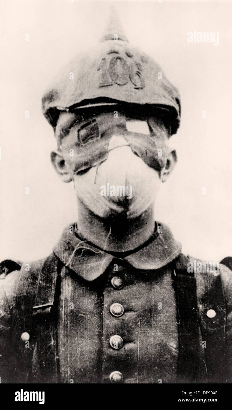 A German soldier with an improvised gas mask in 1915. Photo: Berliner  Verlag/Archiv Stock Photo - Alamy
