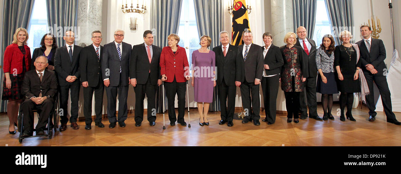 German President Joachim Gauck (R-L) and his partner Daniela Schadt welcome German Chancellor Angela Merkel, who is using crutches after a skiing accident, for the New Year Reception in Berlin, Germany, 09 January 2013. German Family Minister Maneula Schwesig (L-R), Finance Minister Wolfgang Schaeuble, Social Affairs Minister Andrea Nahles, Justice Minister Heiko Maas, Interior Minister Thomas de Maiziere, Foreign Minister Frank-Walter Steinmeier and Economics Minister Sigmar Gabriel, Health Minister Hermann Groehe, Environment Minister Barbara Hendricks, Education Minister Johanna Wanka, Chie Stock Photo