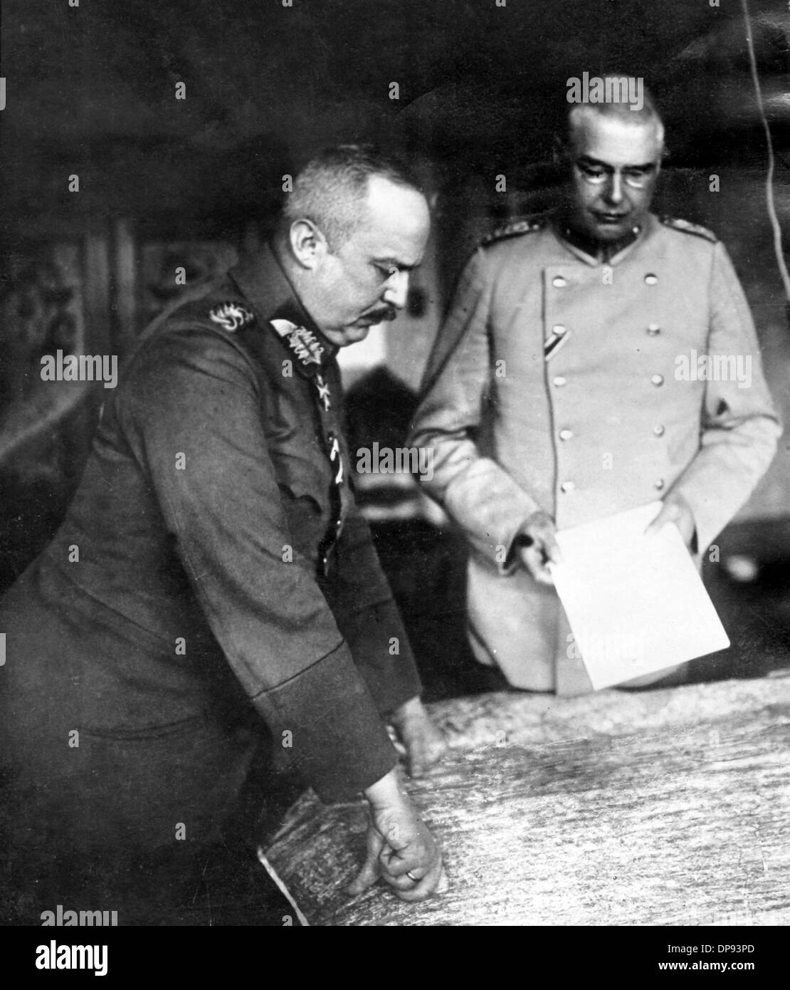 German General Erich Ludendorff (l) in Prussian military uniform during military strategic planning on the Eastern Front with General May Hoffmann around 1915/1916. Ludendorff (1865-1937) was Quartermaster General and part of the Third Supreme Command of the German Imperial Army in World War I. Fotoarchiv für Zeitgeschichte Stock Photo
